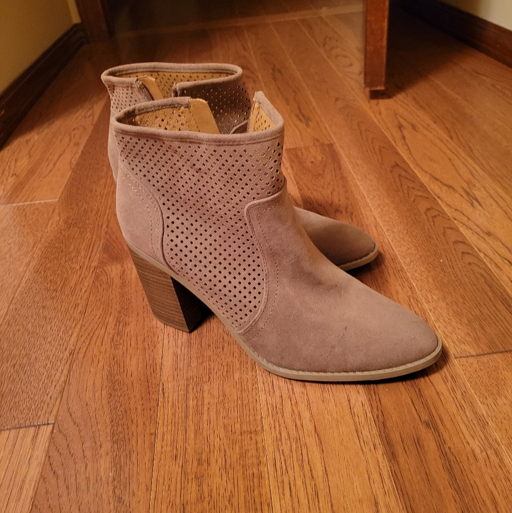 High heeled boots NWT